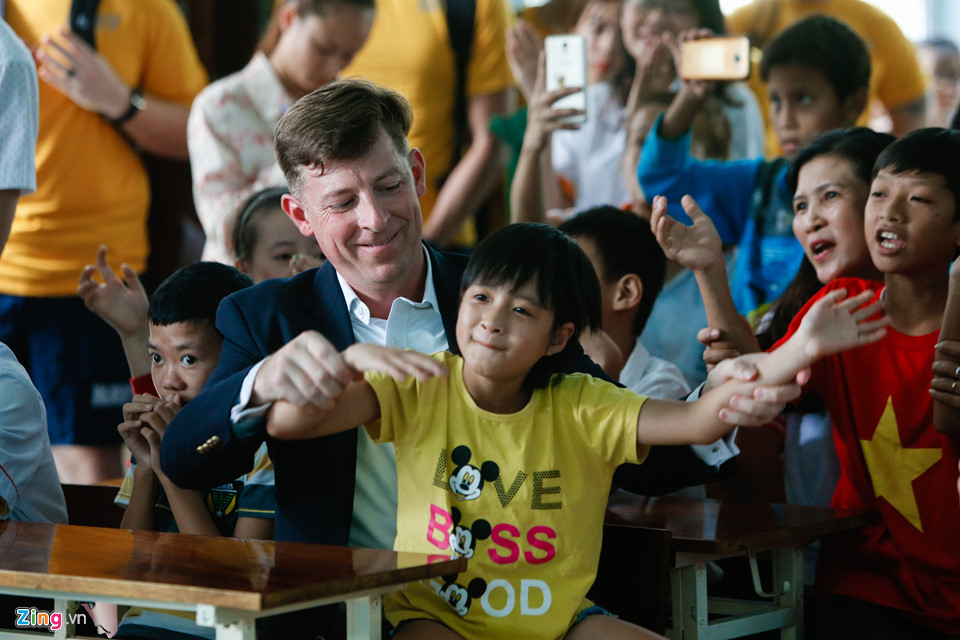 Thuỷ thủ Mỹ hào hứng vui đùa cùng trẻ nạn nhân chất độc da cam